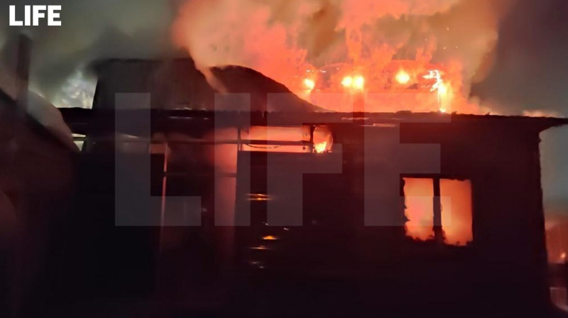 Тушили два часа: Лайф публикует фото с места пожара в Якутии, где погибла многодетная семья