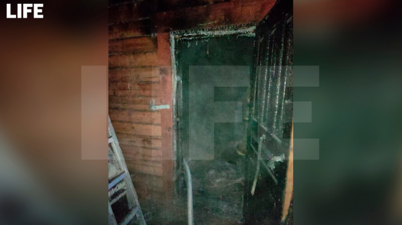 Тушили два часа: Лайф публикует фото с места пожара в Якутии, где погибла многодетная семья